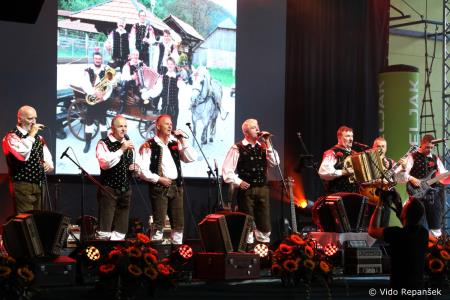 Ansambel bratov Poljanšek že 50 let navdihuje in zabava z nepozabnimi melodijami (75)